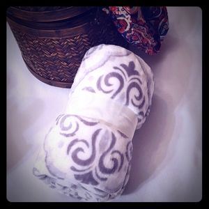 SOLD NWOT Plush Throw Blanket
